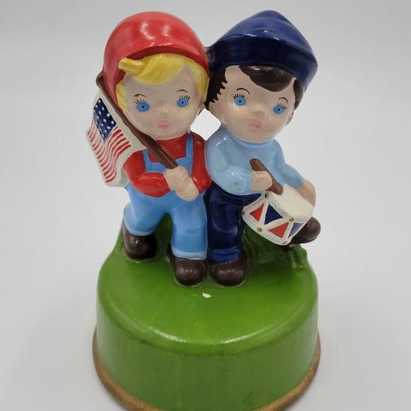 Marilyn Monroe Everything Ordinary Holding Flag and Drum Ceramic‎ Figurine - Picture 1 of 7